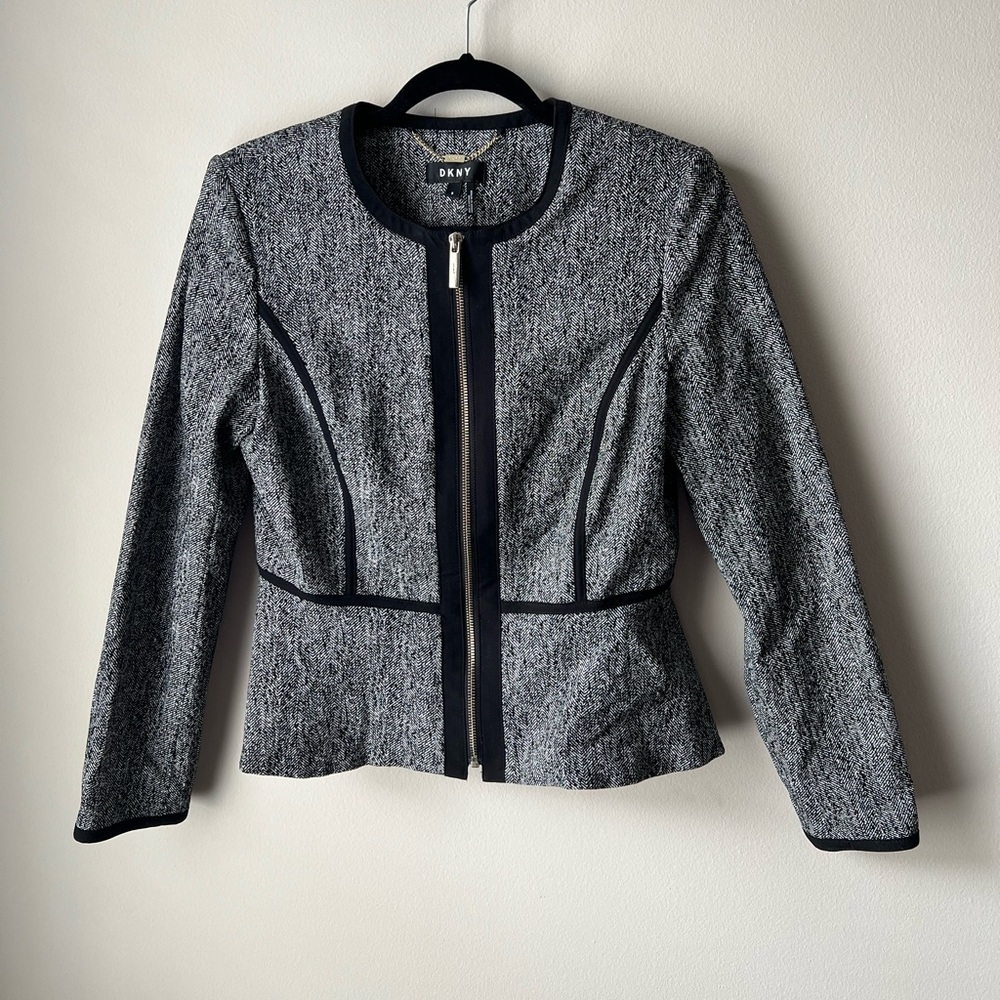 DKNY Women’s Structured Modern Zip Blazer Peplum Jacket Sz 8 Tweed Black White